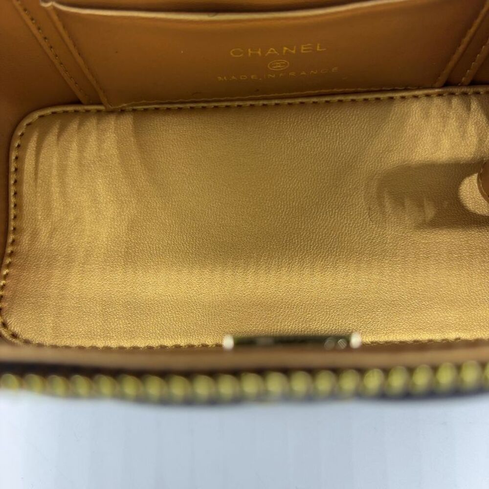Chanel Heart Vanity Case - Picture 4 of 9